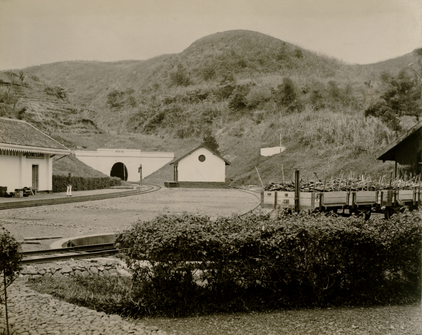 TEROWONGAN LAMPEGAN: ANTARA MAHAKARYA DAN JEJAK CERITA