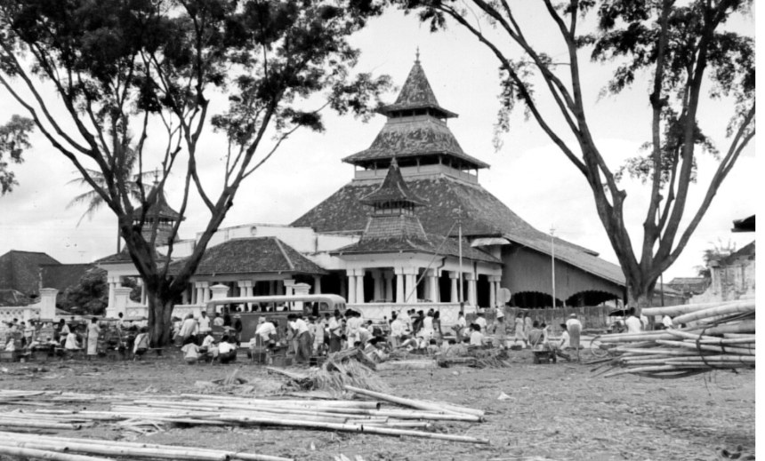 LEBARAN DI BANDUNG BAHEULA: Dari Adu Bagong hingga Pengawasan Pihak Kolonial